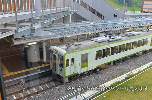 飯山駅の改札前から在来線